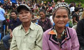 Vợ chồng người A Rem trốn bão trong hang đá