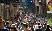 Người dân Barcelona phát phiền vì khách du lịch