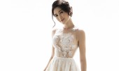 Bà xã Huy Khánh quyến rũ với đầm cưới ren trắng