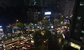 Nhiều tuyến phố ở Hà Nội tê liệt sau mưa giông