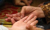 Giới trẻ đổ xô xem bói "tránh hạn, cầu duyên" đầu năm