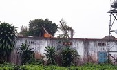 Lốc xoáy thổi bay hàng chục mái nhà, 4 người bị thương