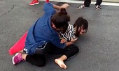 Nữ sinh đất Mỏ lao vào hỗn chiến, bạn bè đứng cổ vũ: Xử lý thế nào?