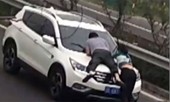 Xôn xao cô gái rủ tình mới đu bám xe hơi của bạn trai cũ để đòi nợ