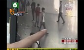 Thanh niên rải tiền ở nhà ga vì chia tay bạn gái