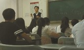 Sinh viên nghẹn ngào khi biết lí do giáo sư mang mẹ già lên giảng đường