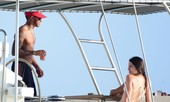 Lewis Hamilton mở tiệc bikini trên du thuyền với dàn người đẹp