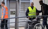 'Bom tấn' Barca ngồi xe lăn tới Phần Lan phẫu thuật
