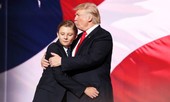 Quý tử của ông Trump muốn theo nghiệp quần đùi áo số