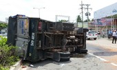 Ba xe lật nhào như phim hành động sau cú tông liên hoàn