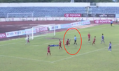 Cầu thủ Hải Phòng vái lạy trọng tài ở V-League