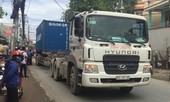 Người đàn ông chết thảm dưới bánh xe container