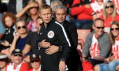 Mourinho bị đuổi ở trận gặp Southampton vì... 'âu yếm' trọng tài