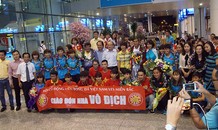 Tuyển bóng đá nữ trở về trong vòng tay người hâm mộ