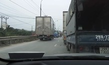 Xe tải chạy ngược chiều lúc tắc đường bị đoàn ôtô ép lùi