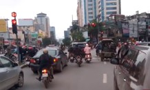 Xe cứu hỏa 'mỏi mồm'... xin đường ở Hà Nội