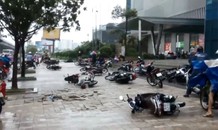 Gió thổi xe máy đổ la liệt gần tòa nhà Keangnam Hà Nội