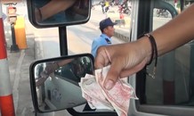 Tài xế mua vé bằng tiền lẻ, trạm BOT tuyến tránh Biên Hòa kẹt cứng