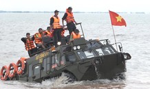 Mục kích 2.000 cảnh sát cơ động diễn tập trên biển