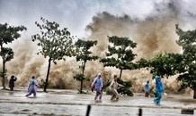 Hình ảnh sóng dữ khủng khiếp ở biển Sầm Sơn