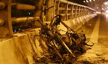 Nam thanh niên bỏ lại xe máy cháy trơ khung trên phố Hà Nội