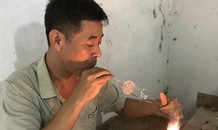 Mục sở thị thổi thủy tinh bằng miệng ra bóng đèn ở Thủ đô