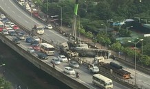Xe bồn gây tai nạn lật ngang đường trên cao gây ùn tắc cục bộ