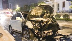 Ô tô kéo lê xe máy trên làn buýt nhanh rồi bốc cháy ngùn ngụt