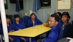 Tàu cá bị tàu lạ đâm chìm: 13 thuyền viên vào bờ an toàn