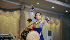Những nữ nhân viên xinh đẹp và bí ẩn bên trong nhà hàng Triều Tiên