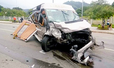 Ô tô đấu đầu trên quốc lộ, 17 người nhập viện