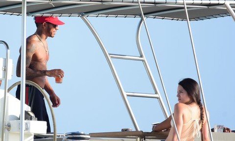 Lewis Hamilton mở tiệc bikini trên du thuyền với dàn người đẹp
