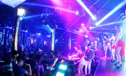 Đột kích quán bar, bắt hàng trăm dân chơi đang thác loạn