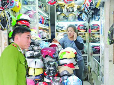 Mũ bảo hiểm rởm: Thách thức cơ quan công vụ Mũ bảo hiểm rởm: Thách thức cơ quan công vụ
