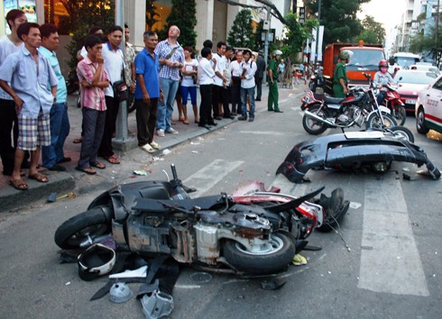 Ôtô 'điên' đâm liên hoàn ở trung tâm Sài Gòn Ôtô 'điên' đâm liên hoàn ở trung tâm Sài Gòn