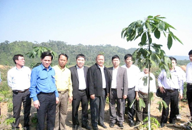 Xây dựng Làng thanh niên Lào - Việt Bí thư T.Ư Đoàn Nguyễn Mạnh Dũng cùng lãnh đạo Tỉnh Đoàn Bolykhamsay tham quan dự án