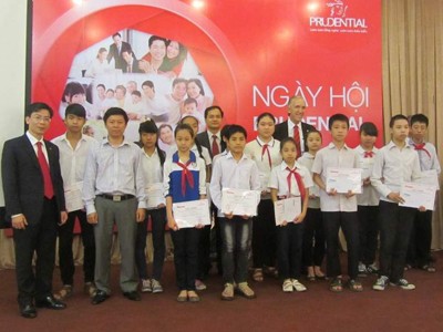 Trao học bổng cho học sinh nghèo Trao học bổng cho học sinh nghèo
