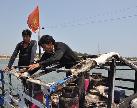 Tàu cá Việt bị tàu TQ bắn: Cảnh báo bước leo thang mới Tàu cá Việt bị tàu TQ bắn: Cảnh báo bước leo thang mới