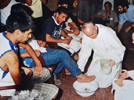 Tân Giáo hoàng sẽ rửa chân cho tù nhân Tổng giám mục Bueno Aires, Jorge Bergoglio, nay là Giáo hoàng Francis làm lễ rửa chân cho những người nghiện ma túy vào năm 2008