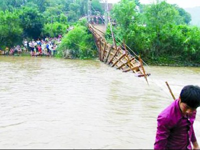 Tin mới nhất vụ đứt cầu treo: 14 người bị thương Tin mới nhất vụ đứt cầu treo: 14 người bị thương