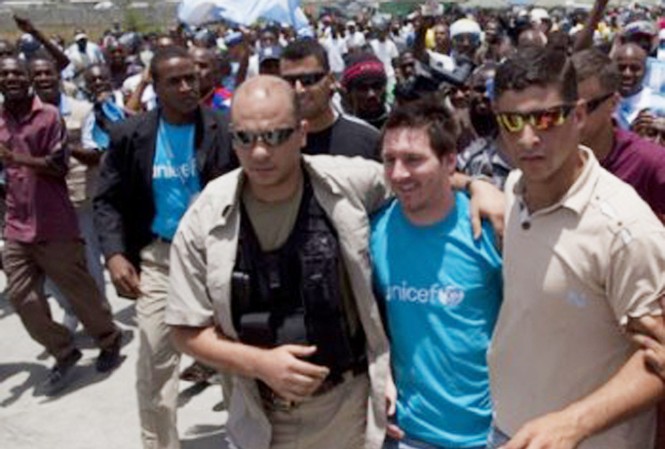 Messi bất ngờ đến thăm Haiti Messi bất ngờ đến thăm Haiti