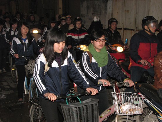 Lùi giờ tan trường, đường vẫn tắc Lùi giờ tan trường, đường vẫn tắc