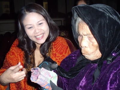 Nghệ nhân Hà Thị Cầu về với Tổ Nghệ nhân Hà Thị Cầu về với Tổ