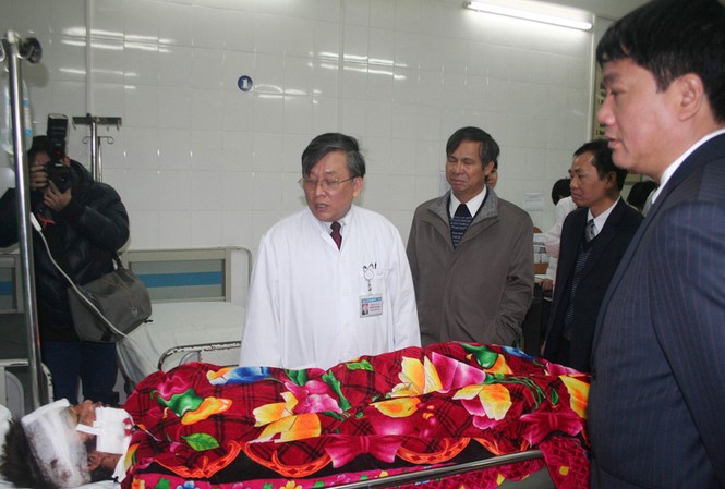 Chín ngày Tết, mất hơn 300 mạng người Bộ trưởng Đinh La Thăng bên giường bệnh một nạn nhân mới 16 tuổi đi xe máy không đội MBH bị TNGT, được cấp cứu tại Bệnh viện Việt Đức (ảnh chụp ngày mùng 4 Tết)