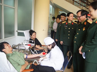 Sinh viên áo lính hiến máu Sinh viên áo lính hiến máu