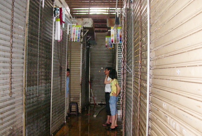Thờ ơ bảo hiểm cháy nổ Chợ Dân Sinh có 6.500 sạp, nhưng các sạp đều bịt kín bằng cửa tôn