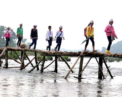 Hàng trăm học sinh phải lội sông đến trường Hàng trăm học sinh phải lội sông đến trường