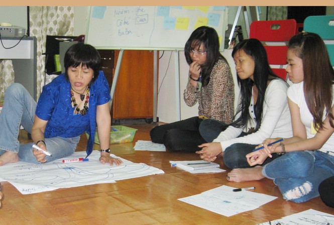 Giới trẻ loay hoay học giới tính Bạn trẻ trong buổi học cấu tạo bộ phận sinh dục. Ảnh: Lưu Trinh
