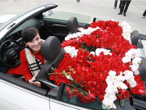 Sốc với cảnh tiểu thư lái xe sang tìm bạn trai chơi Valentine Sốc với cảnh tiểu thư lái xe sang tìm bạn trai chơi Valentine