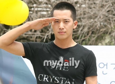 Lee Wan lên đường nhập ngũ Lee Wan lên đường nhập ngũ